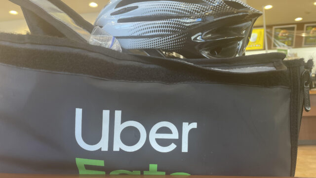 ウーバーイーツ 報酬 引き下げ 配達パートナー Uber Eats