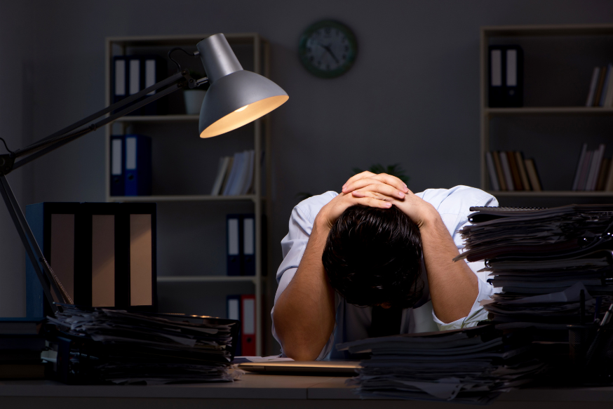 人手不足のしわ寄せが特定の人に集中する職場の特徴